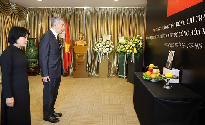 Hôm nay, Thủ tướng Singapore Lý Hiển Long cùng đại diện Đại sứ quán các nước, ngoại giao đoàn và các tổ chức nước ngoài tại Singapore đã đến viếng Chủ tịch nước Trần Đại Quang tại Đại sứ quán Việt Nam ở Singapore. Ảnh: TTXVN
