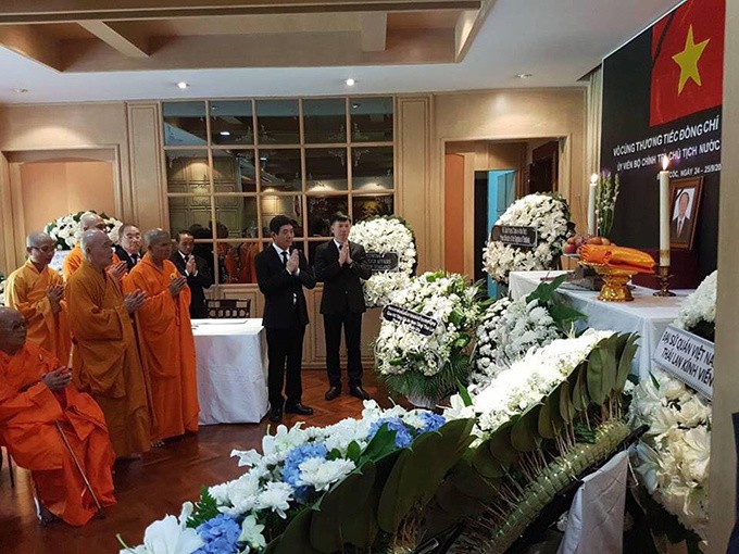 Trong ba ngày qua, Đại sứ quán Việt Nam tại Bangkok lập bàn thờ và tổ chức lễ viếng Chủ tịch nước Trần Đại Quang. Đông đảo Việt kiều và đại diện các cơ quan ngoại giao nước ngoài tại Thái Lan đã đến đặt vòng hoa và thắp hương viếng cố chủ tịch nước. Ảnh: ĐSQ Việt Nam tại Thái Lan