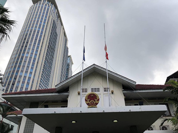 Các lá cờ bên ngoài Đại sứ quán được hạ thấp từ hôm 24/9. Toàn bộ các tòa nhà chính phủ Thái Lan cũng treo cờ rủ từ ngày 24 đến 26/9, theo chỉ đạo của Thủ tướng Prayut Chan-o-cha, để tỏ lòng kính trọng tới người đứng đầu nhà nước Việt Nam vừa qua đời. Ảnh: ĐSQ Việt Nam tại Thái Lan