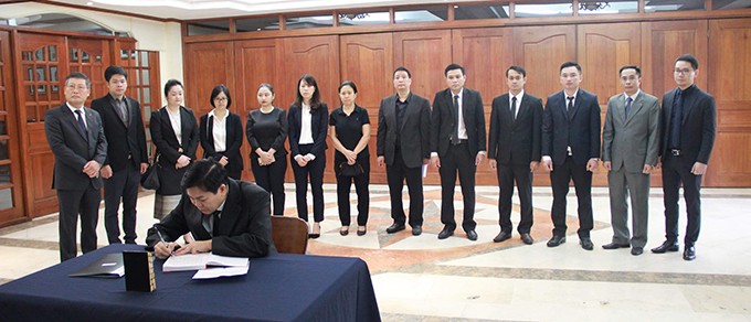 Phái đoàn của Đại sứ quán Lào tại Philippines là một trong những đại diện cơ quan ngoại giao nước ngoài đến viếng và ký vào sổ tang tại Đại sứ quán Việt Nam ở Manila. Quốc tang Chủ tịch nước Trần Đại Quang diễn ra trong hai ngày 26 và 27/9. Lễ viếng bắt đầu từ 7h hôm nay tại Nhà tang lễ quốc gia số 5 Trần Thánh Tông, Hà Nội. Lễ truy điệu diễn ra lúc 7h30 ngày mai, lễ an táng từ 15h30 cùng ngày tại quê nhà Chủ tịch nước ở xóm 13, xã Quang Thiện, huyện Kim Sơn, tỉnh Ninh Bình. Ảnh: ĐSQ Việt Nam tại Philippines