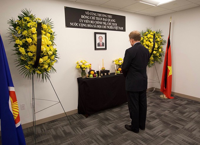 Ông WPatrick Murphy, phó trợ lý Ngoại trưởng Mỹ về Đông Nam Á, bày tỏ lòng tiếc thương người đứng đầu nhà nước Việt Nam tại phái đoàn thường trực Việt Nam ở Liên Hợp Quốc, New York hôm 24/9. Ảnh: Twitter