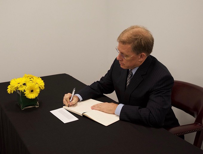 Ông Murphy khẳng định Chủ tịch Trần Đại Quang là người ủng hộ mạnh mẽ cho quan hệ Việt - Mỹ. "Chúng tôi trân trọng di sản mà Ngài để lại và xin chia sẻ sự mất mát cùng nhân dân Việt Nam", ông Murphy cho hay. Ảnh: Twitter