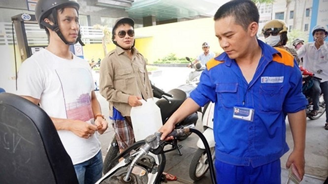 Giá xăng vừa được điều chỉnh giảm hơn 1.000 đồng/lít