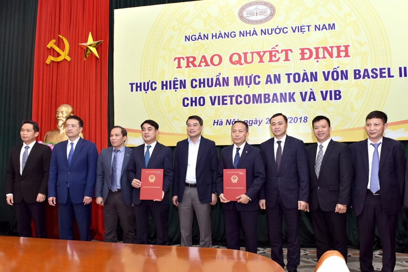 Vietcombank và VIB nhận Quyết định thực hiện chuẩn mực an toàn vốn Basel II (Nguồn: SBV)