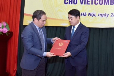 Phó Thống đốc NHNN Đoàn Thái Sơn trao Quyết định cho Vietcombank (Nguồn: SBV)