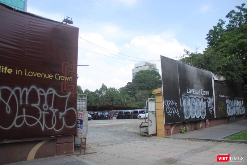 Khu đất tại số 8-12 Lê Duẩn hiện đang được quây kín để làm bãi gửi xe. (Ảnh: Trường Minh)