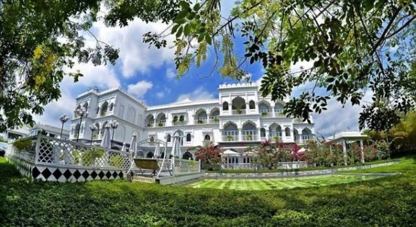 Khách sạn TajmaSago là một lâu đài đúng nghĩa, tọa lạc địa chỉ tại Số 6 Phan Văn Chương (Quận 7, TP. HCM). Theo giới thiệu, công trình này được thiết kế dựa trên cảm hứng từ ngôi đền Taj Mahal của Ấn Độ, có kiến trúc là một tòa lâu đài với 2 màu sắc trắng - đen làm chủ đạo. Khách sạn TajmaSago là một lâu đài đúng nghĩa, tọa lạc địa chỉ tại Số 6 Phan Văn Chương (Quận 7, TP. HCM). Theo giới thiệu, công trình này được thiết kế dựa trên cảm hứng từ ngôi đền Taj Mahal của Ấn Độ, có kiến trúc là một tòa lâu đài với 2 màu sắc trắng - đen làm chủ đạo.