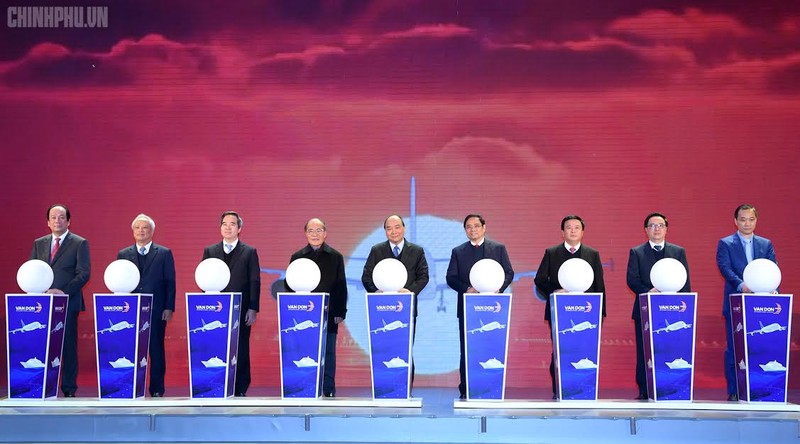 Thủ tướng cùng các đại biểu bấm nút khai trương sân bay Vân Đồn (Ảnh: VPCP) Thủ tướng cùng các đại biểu bấm nút khai trương sân bay Vân Đồn (Ảnh: VPCP)