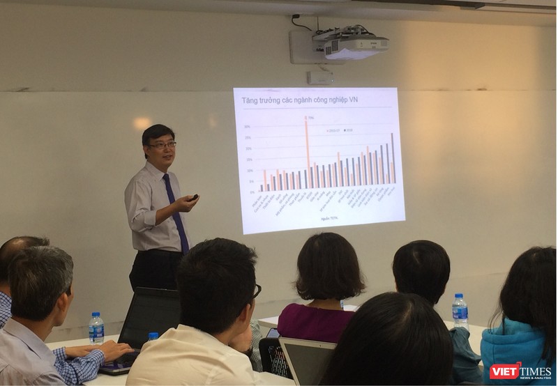 Chuyên gia Nguyễn Xuân Thành, giảng viên Chính sách công của Trường Đại học Fulbright Việt Nam trình bày tại Hội thảo chuyên đề (seminar) với chủ đề “Kinh tế Việt Nam 2018 và triển vọng 2019” (Ảnh: P.D)