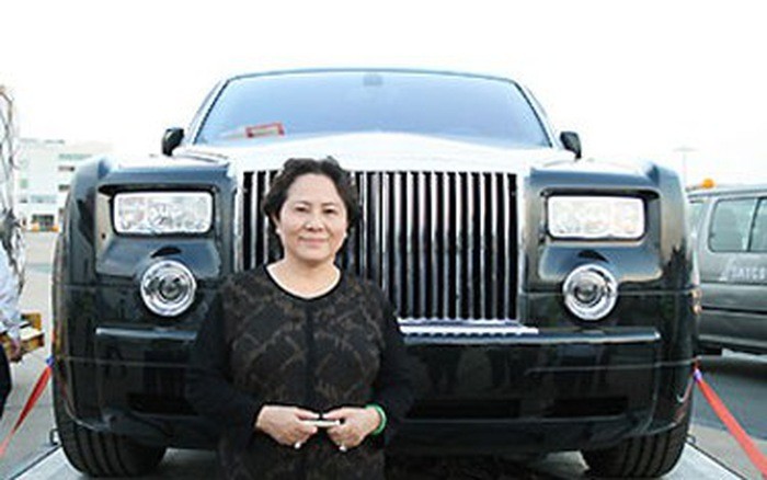 Bà Dương Thị Bạch Diệp bên cạnh chiếc Rolls-Royce Phantom biển tứ quý (Ảnh: Internet) Dương Thị Bạch Diệp