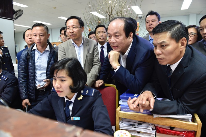 Bộ trưởng, Chủ nhiệm Văn phòng Chính phủ Mai Tiến Dũng (Tổ trưởng Tổ công tác) thực hiện kiểm tra thực tế (Ảnh: VGP/Nhật Bắc) Phó Thủ tướng Chính Phủ