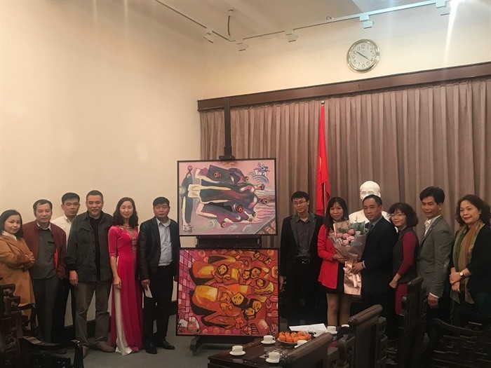 Các cán bộ Bảo tàng Mỹ thuật Việt Nam và đại diện gia đình họa sĩ tại lễ tiếp nhận
