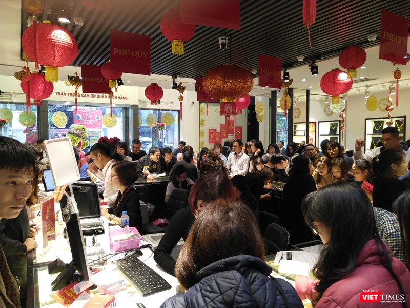 Các nhân viên và khách hàng tập trung vào việc thực hiện giao dịch vàng (Ảnh: P.D) Giao dịch vàng 2