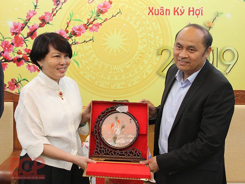 Đại diện Tập đoàn máy tính Lenovo (bên trái) tặng quà lưu niệm cho Chủ tịch UBND tỉnh Nguyễn Văn Linh (Ảnh: BGP/Hải Huyền) Đại diện Tập đoàn máy tính Lenovo (bên trái) tặng quà lưu niệm cho Chủ tịch UBND tỉnh Nguyễn Văn Linh (Ảnh: BGP/Hải Huyền)