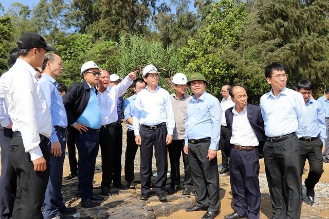 Đoàn công tác đi khảo sát thực tế tại địa điểm chuẩn bị triển khai dự án khí Cá Voi Xanh ở xã Tam Quang, huyện Núi Thành (Ảnh: TTXVN) Đoàn công tác đi khảo sát thực tế tại địa điểm chuẩn bị triển khai dự án khí Cá Voi Xanh ở xã Tam Quang, huyện Núi Thành (Ảnh: TTXVN)