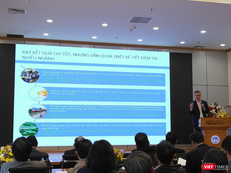 Ông Sebastian Eckardt - Chuyên gia kinh tế cao cấp của Ngân hàng Thế giới tại Việt Nam - trình bày tại buổi hội thảo (Ảnh: P.D) Ông Sebastian Eckardt - Chuyên gia kinh tế cao cấp của Ngân hàng Thế giới tại Việt Nam - trình bày tại buổi hội thảo (Ảnh: P.D)