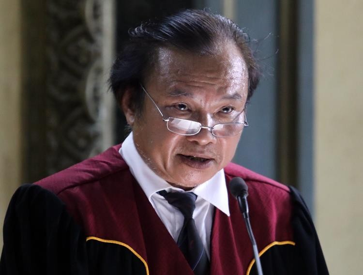 Chủ tọa phiên tòa dành nhiều thời gian để tóm tắt nội dung bản án trước khi công bố phán quyết (Ảnh: VNExpress)