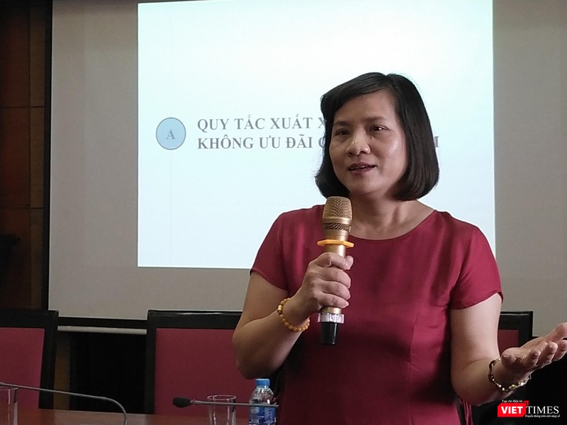 Bà Trần Thị Thu Hương - Giám đốc Trung tâm xác nhận chứng từ thương mại (VCCI) - chia sẻ tại buổi tọa đàm (Ảnh: VT)