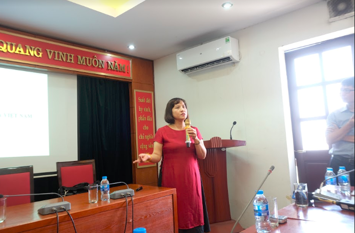 Bà Trần Thị Thu Hương - Giám đốc Trung tâm xác nhận chứng từ thương mại của VCCI - chia sẻ tại tọa đàm