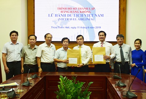 Đại diện Vietravel Airlines và lãnh đạo tỉnh Thừa Thiên Huế tại buổi lễ (Ảnh: thuathienhue.gov.vn)