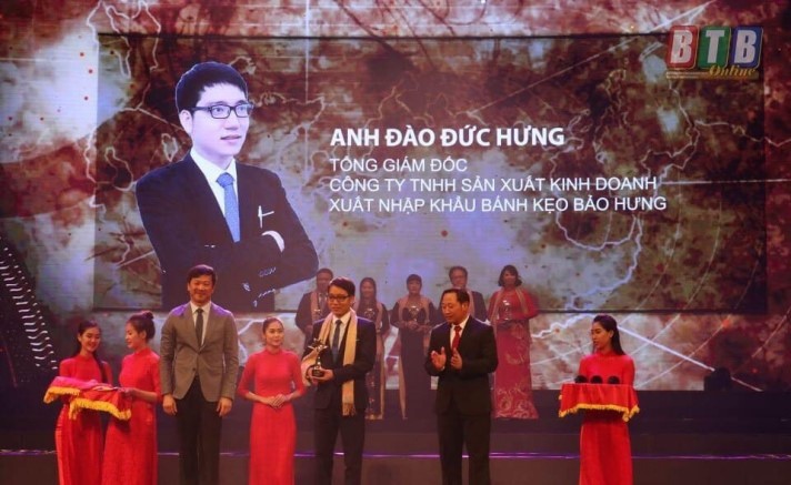 Ông Đào Đức Hưng (đứng giữa) tại buổi lễ trao danh hiệu Doanh nhân trẻ khởi hiệp xuất sắc năm 2015 (Nguồn: Báo điện tử Thái Bình - baothaibinh.comm.vn) Ông Đào Đức Hưng (đứng giữa) tại buổi lễ trao danh hiệu Doanh nhân trẻ khởi hiệp xuất sắc năm 2015 (Nguồn: Báo điện tử Thái Bình - baothaibinh.comm.vn)