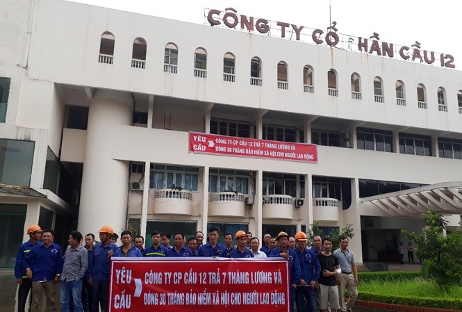 Cán bộ nhân viên công ty CTCP Cầu 12 căng băng rôn đòi lương Cán bộ nhân viên công ty CTCP Cầu 12 căng băng rôn đòi lương