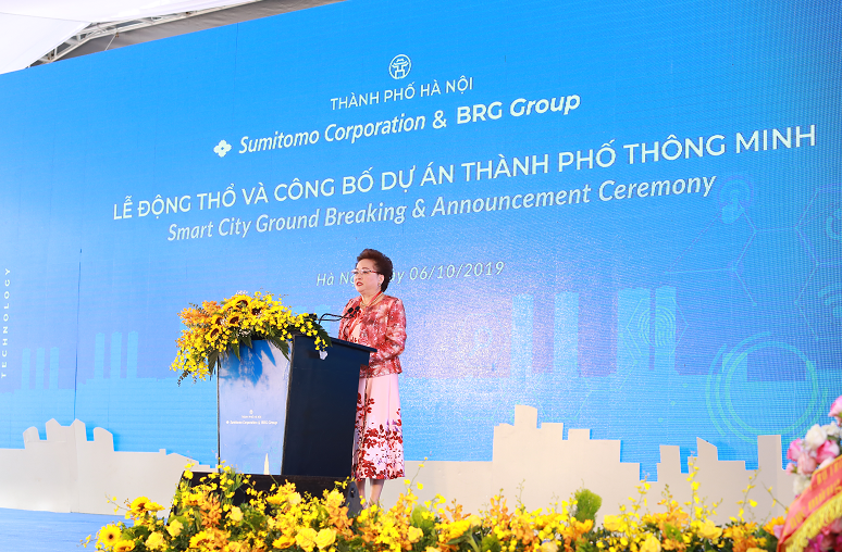 Chủ tịch Tập đoàn BRG - bà Nguyễn Thị Nga - phát biểu tại buổi lễ Chủ tịch Tập đoàn BRG - bà Nguyễn Thị Nga - phát biểu tại buổi lễ