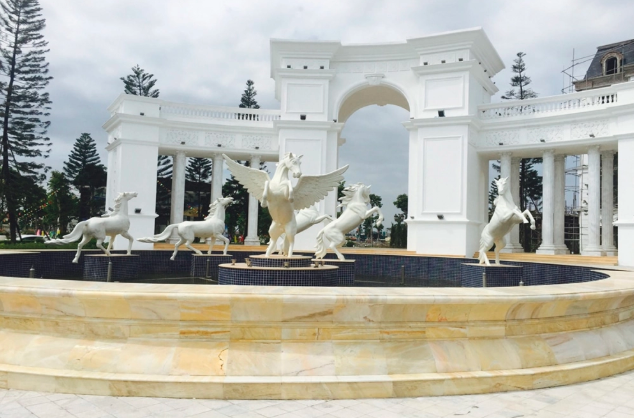 Cổng chào của một dự án bất động sản do Tập đoàn Lã Vọng đầu tư xây dựng (Ảnh: Internet) Cổng chào của một dự án bất động sản do Tập đoàn Lã Vọng đầu tư xây dựng (Ảnh: Internet)