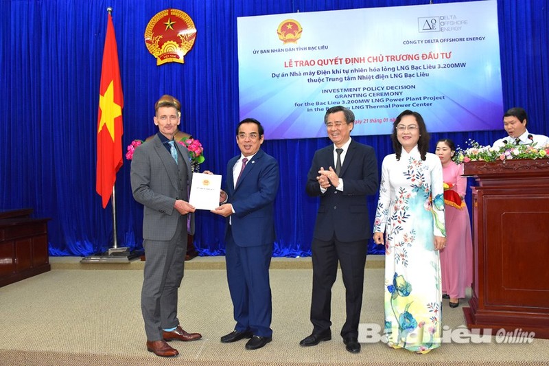 Ông Dương Thành Trung (Chủ tịch UBND tỉnh Bạc Liêu) trao Quyết định chủ trương đầu tư cho ôngSpencer Damian White, Tổng Giám đốc Điều hành Công ty TNHH Delta Offshore Energy Pte (Nguồn: Bạc Liêu Online)