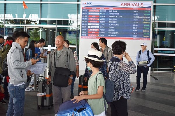 Một đoàn khách đến ga quốc tê, sân bay quốc tế Đà Nẵng sáng 23-1-2020. Ảnh: Nhân Tâm