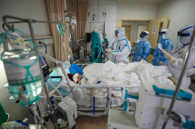 Người nhiễm virus corona được điều trị tại Bệnh viện Chữ Thập Đỏ ở Vũ Hán hôm 6/3. Ảnh: AFP.