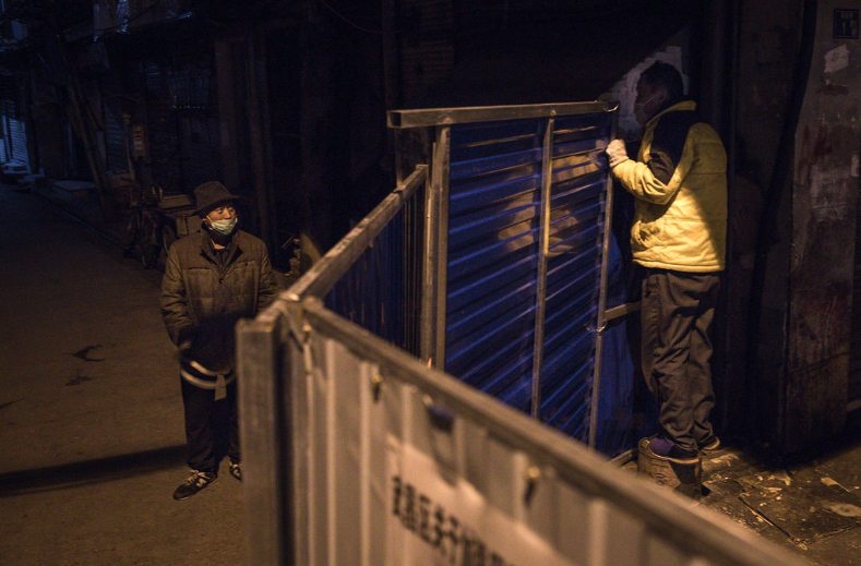 Dựng rào chắn tại một khu dân cư ở Vũ Hán. Ảnh: Getty.