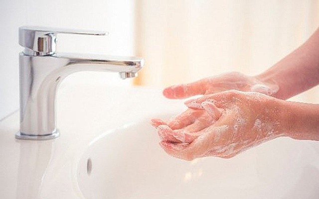 Rửa tay, hành động tưởng chừng như đơn giản này đã cứu sống hàng triệu con người mỗi năm. Ảnh: Free Malaysia Today. Rửa tay, hành động tưởng chừng như đơn giản này đã cứu sống hàng triệu con người mỗi năm. Ảnh: Free Malaysia Today.