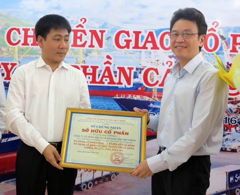 Ông Lê Hồng Thái (bên trái) làm đại diện cho Cty Khoáng sản Hợp Thành tiếp nhận Sổ chứng nhận sở hữu cổ phần tại Cảng Quy Nhơn (Ảnh: Báo Bình Định) Ông Lê Hồng Thái (bên trái) làm đại diện cho Cty Khoáng sản Hợp Thành tiếp nhận Sổ chứng nhận sở hữu cổ phần tại Cảng Quy Nhơn (Ảnh: Báo Bình Định)