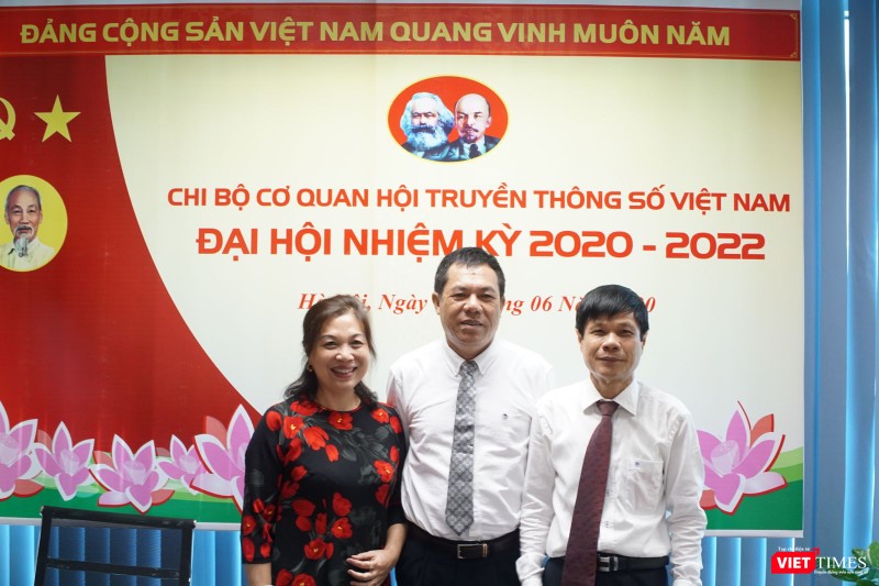 Đồng chí Lê Đức Sảo (đứng giữa) tái đắc cử Bí thư Chi bộ Hội Truyền thông số Việt Nam. (Ảnh: Nguyễn Khang) Đồng chí Lê Đức Sảo (đứng giữa) tái đắc cử Bí thư Chi bộ Hội Truyền thông số Việt Nam. (Ảnh: Nguyễn Khang)