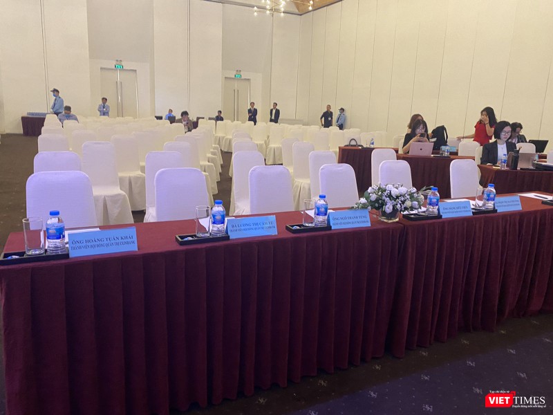 Khán phòng vẫn còn khá trống