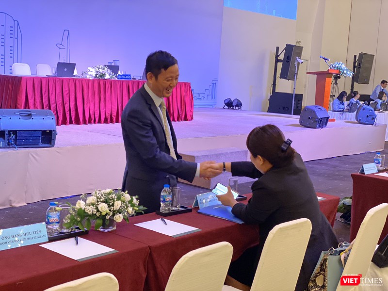 Eximbank đang rất cần những cái bắt tay thực sự. Eximbank đang rất cần những cái bắt tay thực sự.