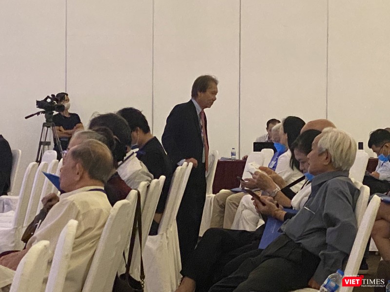 Ông Lê Minh Quốc trao đổi với một số cổ đông tại ĐHĐCĐ thường niên 2020 của Eximbank