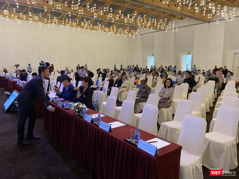 Phút trao đổi của Quyền Tổng Giám đốc Nguyễn Cảnh Vinh và Thành viên HĐQT Lương Thị Cẩm Tú