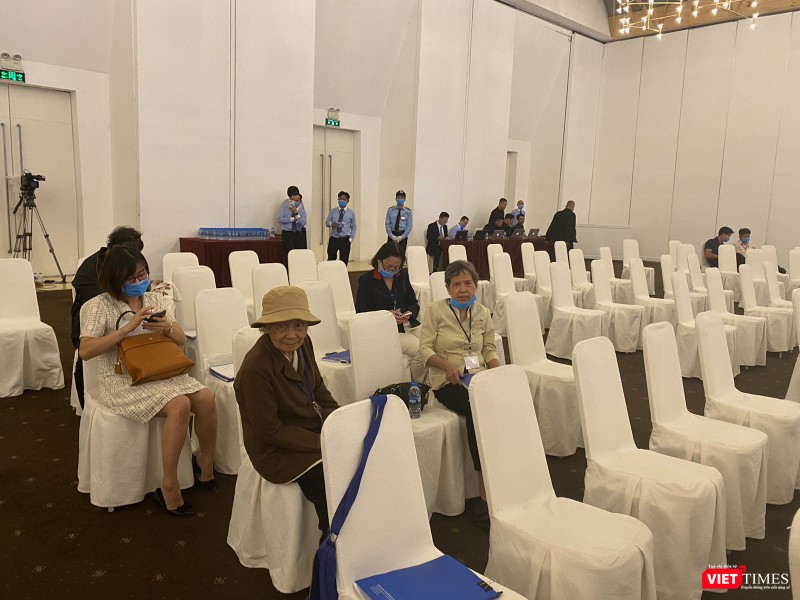 Nhiều cổ đông lớn tuổi vẫn tới tham dự phiên họp ĐHĐCĐ của Eximbank