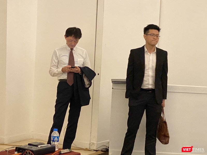 Ông Yutaka Moriwaki (bên trái) ra về khi đại hội không thể tiến hành