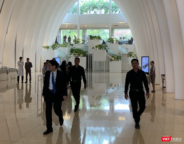 Ông Yasuhiro Saitoh ra về sau khi phiên họp ĐHĐCĐ thường niên năm 2020 của Eximbank vào sáng nay (30/6) không thể tiến hành