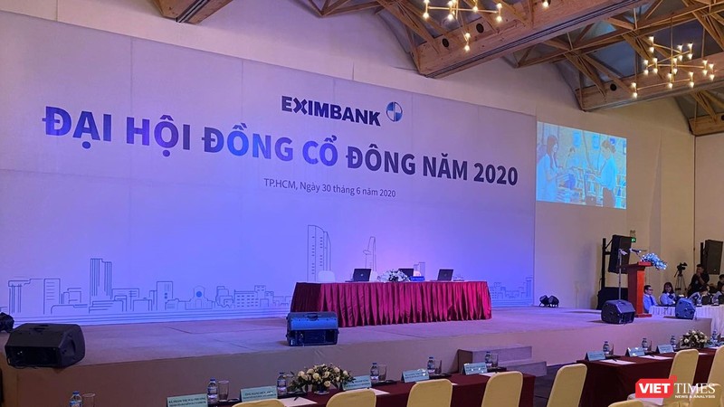 Cả 2 phiên họp ĐHĐCĐ mà Eximbank tổ chức hôm 30/6 đều dùng chung "backdrop"