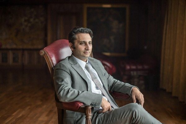 Adar Poonawalla, Giám đốc điều hành Viện Huyết thanh Ấn Độ, cho biết ông sẽ san sẻ hàng trăm triệu liều vắc-xin AZD1222 theo tỷ lệ 50% cho Ấn Độ và 50% còn lại cho những nước có thu nhập thấp và trung bình trên thế giới. Ảnh: NY Times