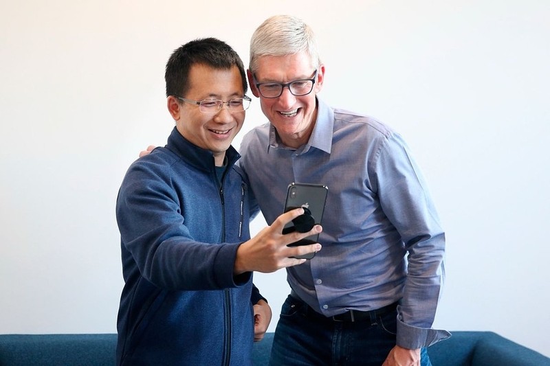 Zhang Yiming và CEO Apple Tim Cook tại trụ sở ByteDance tại Bắc Kinh tháng 10/2018. Ảnh: AP Zhang Yiming và CEO Apple Tim Cook tại trụ sở ByteDance tại Bắc Kinh tháng 10/2018. Ảnh: AP