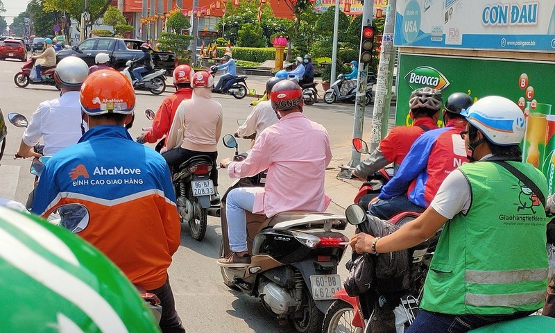 Tài xế giao hàng các hãng trên đường phố TP HCM. Ảnh: Viễn Thông Tài xế giao hàng các hãng trên đường phố TP HCM. Ảnh: Viễn Thông