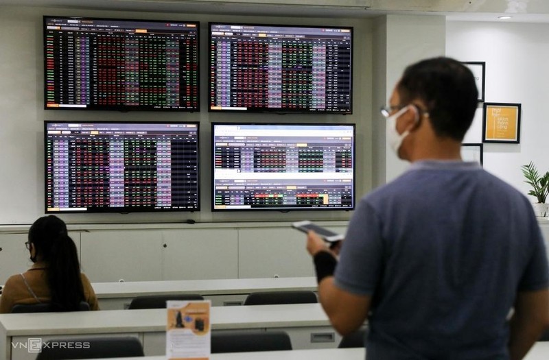 Nhà đầu tư giao dịch trực tuyến tại một công ty chứng khoán cuối tháng 4. Ảnh:Quỳnh Trần. Nhà đầu tư giao dịch trực tuyến tại một công ty chứng khoán cuối tháng 4. Ảnh:Quỳnh Trần.