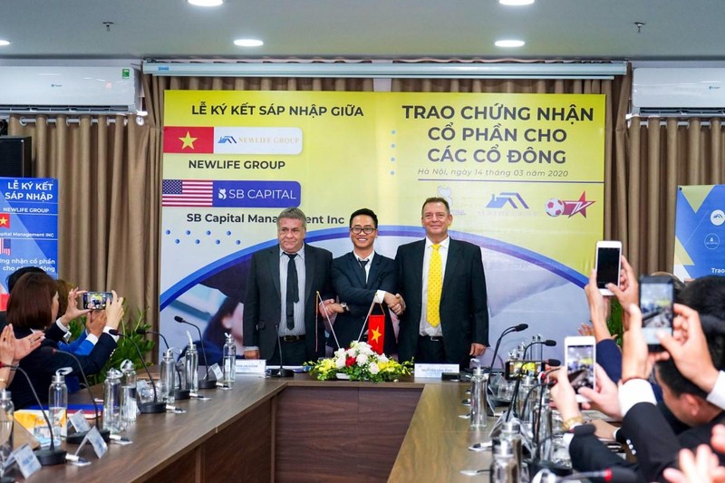Ông Nguyễn Văn Anh (đứng giữa) trong lễ ký kết giữa Newlife Group và SB Capital Management INC