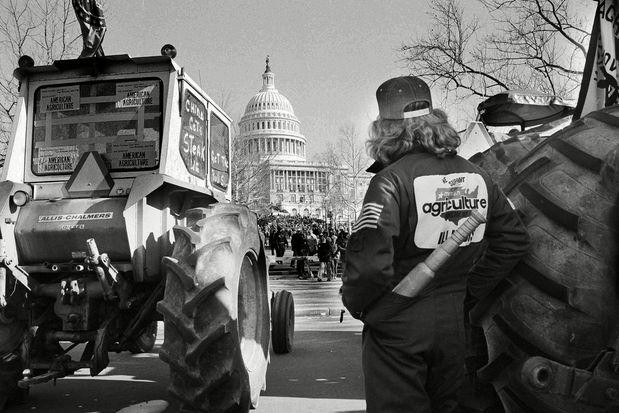 Những người nông dân đổ xuống đường biểu tình tại Wasington để phản đối lãi suất cao vào năm 1979 (Ảnh: Charles Harrity/AP/Shutterstock) Những người nông dân đổ xuống đường biểu tình tại Wasington để phản đối lãi suất cao vào năm 1979 (Ảnh: Charles Harrity/AP/Shutterstock)