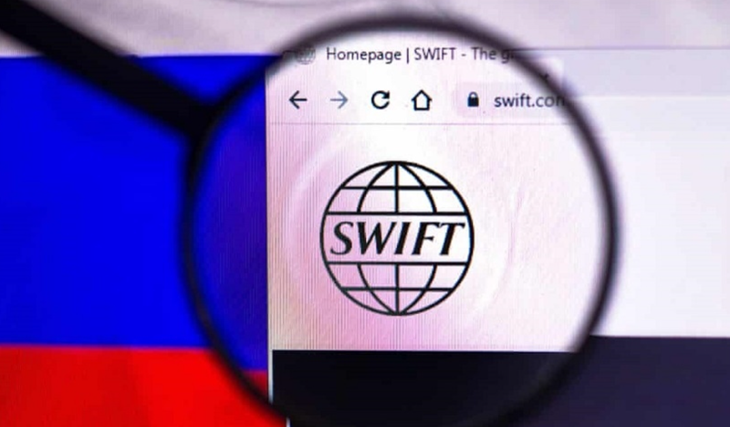 Nga chuẩn bị những gì trước khi bị loại khỏi SWIFT? (Ảnh minh hoạ - Nguồn: The Guardian)